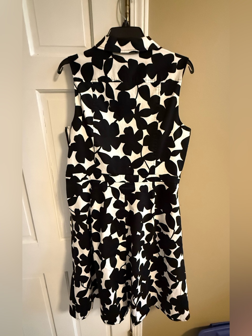 Donna Karan Black and White Sleeveless Floral Fit-and-Flare Dress size 12 - Picture 2 of 9